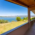 Lorena Villa *