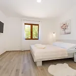 Lorena Villa *
