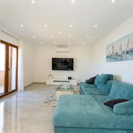 Lorena * Novigrad (Dalmatia)